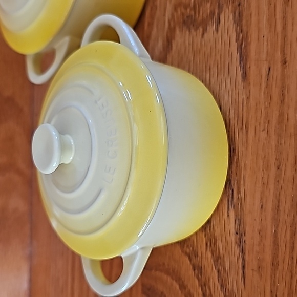 NWT Set of 2 Le Creuset 10cm Mini Round 8oz Cocotte Baking Dishes EASTER Yellow - Picture 2 of 4